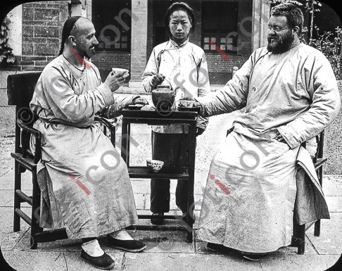 Zwei Pater trinken Tee ; Two priests drink tea (simon-173a-056-sw.jpg)